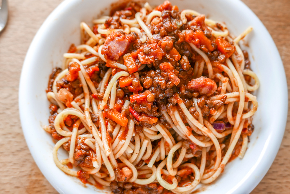 Diese Gemüse-Bolognese mit Linsen, Tomaten, Karotten, Sellerie und Zwiebeln hat ebenfalls das Zeug zum Klassiker. 