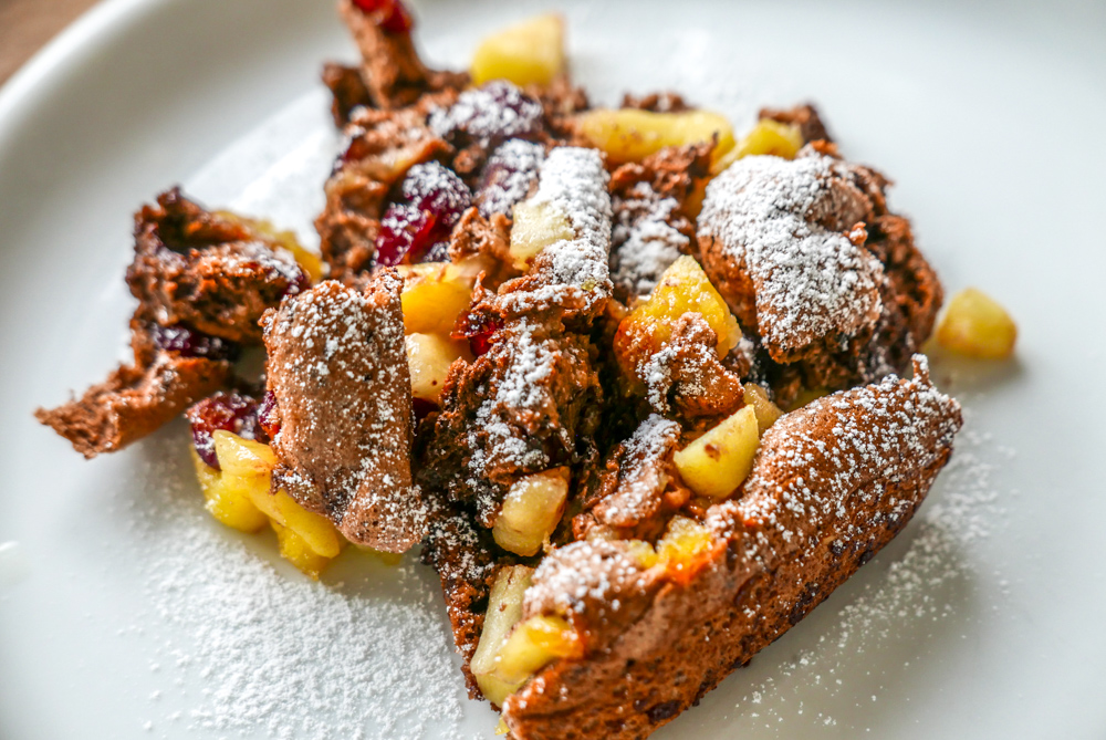 Schoko-Kaiserschmarrn mit Äpfeln und Cranberries ist eine Schmarrn-Variante, die nicht nur Schoko-Freunde begeistert. 