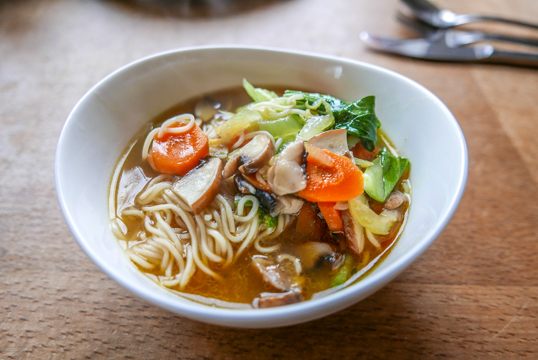 Ramensuppe aufgepeppt: eigentlich eine Gemüsesuppe mit Nudeln, die den Asia-Touch durch das kleine Gewürztütchen bekommt.