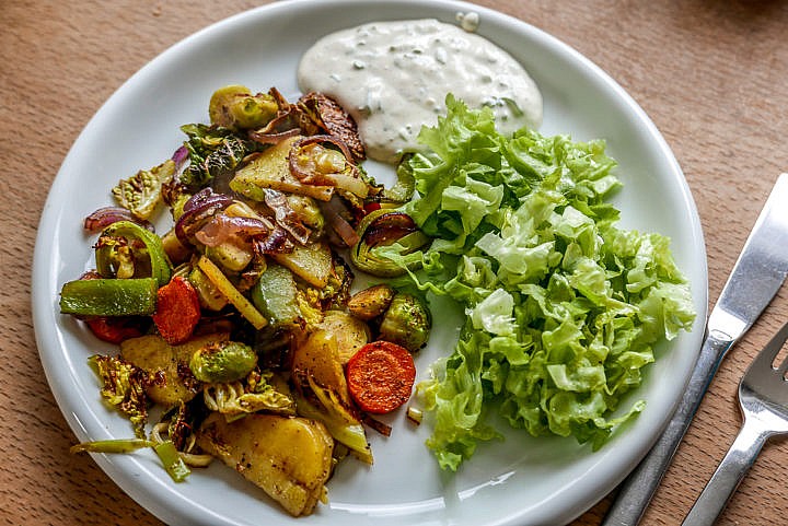 Ofengemüse mit Sourcream Dip und Salat: Der etwas zitronige Dip passt gut zu den Röstaromen. 