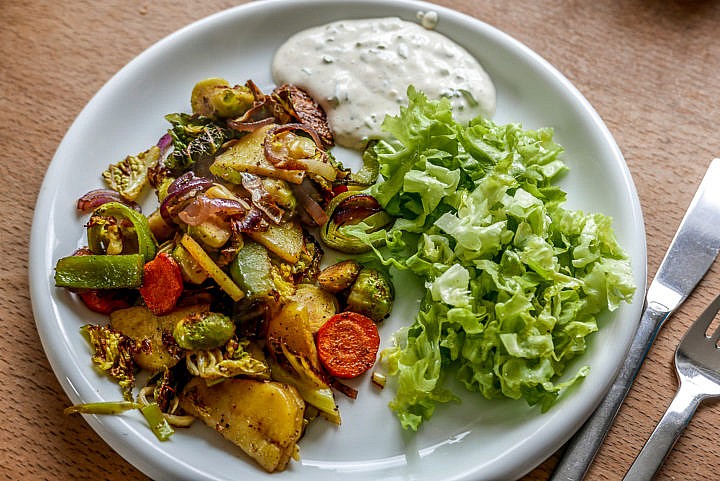Ofengemüse mit Sourcream Dip und Salat: Der etwas zitronige Dip passt gut zu den Röstaromen.