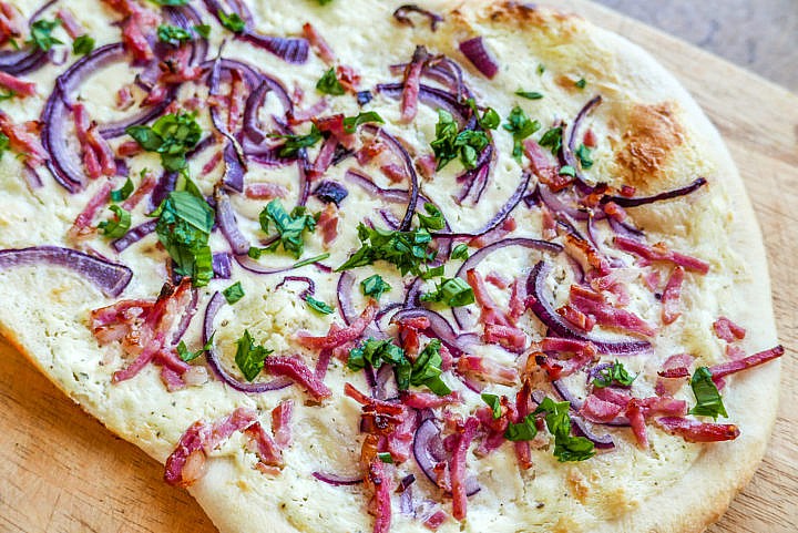 Elsässer Flammkuchen mit frischem Bärlauch.