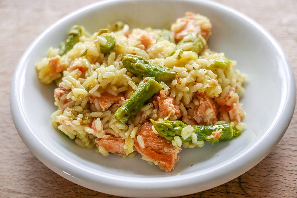 Spargel-Risotto mit Lachs. Diese leckere Kombination ist auch bei getrennter Zubereitung nicht sehr aufwändig.