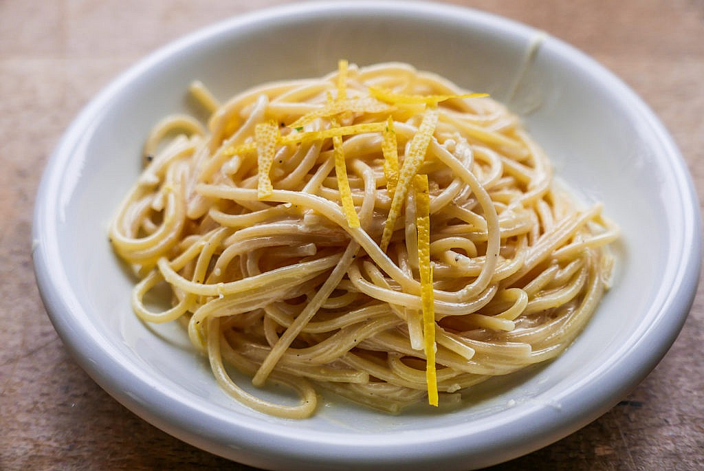 Spaghetti al lemone: und es harmoniert doch, wenn man Nudeln, Parmesan und Zitrone vermischt. 