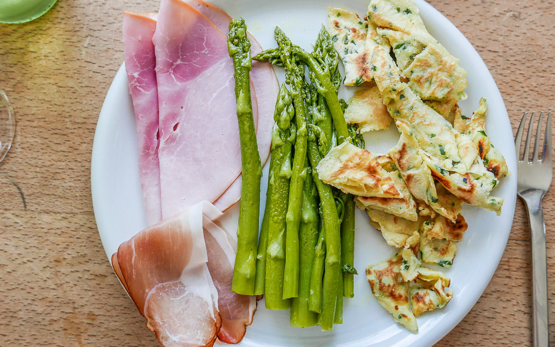 Spargel mit Kratzete und Schinken