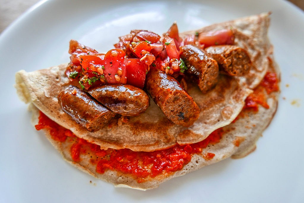 Galettes mit Merguez, Paprikacreme und Tomatensalsa.