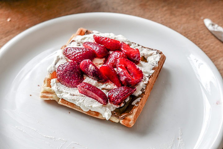 Erdbeer-Waffeln mit Schokocreme und Sahne - Testschmecker