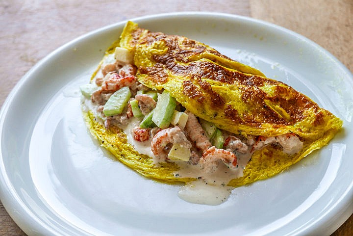 Omelette mit Krabben und Gurken - leichte Sommerküche.