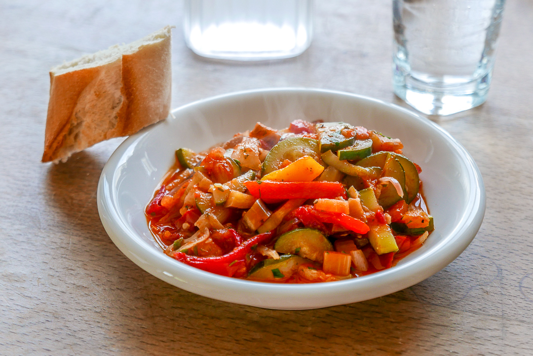 Ratatouille: der französische Gemüse-Klassiker bringt die Farben und Aromen des Sommers auf den Teller.