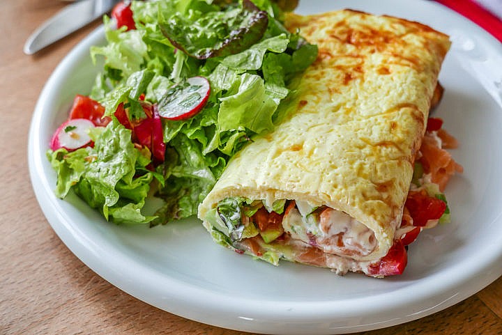 Low Carb Wrap mit Lachs - zubereitet im Backofen als Hauptmahlzeit.