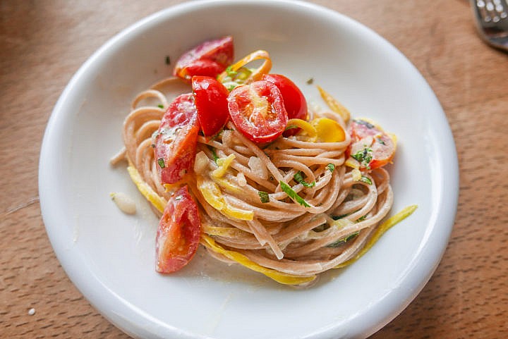 Zoodles-Mix mit Schafskäse und Tomaten.