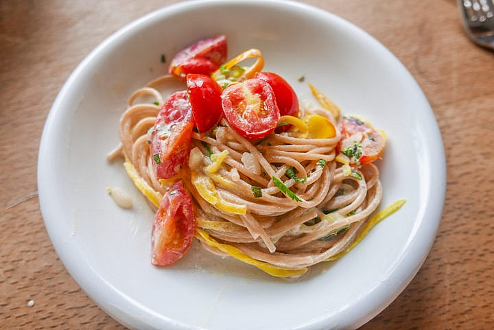 Zoodles-Mix mit Schafskäse und Tomaten. 