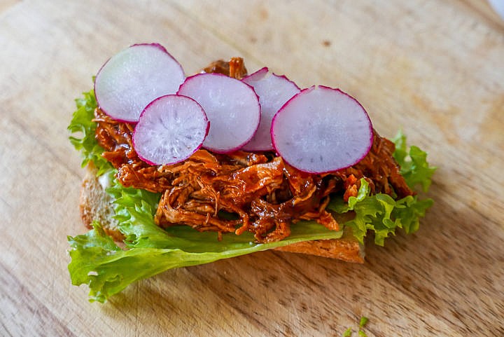 Das saftige Fleisch liegt am besten eingebettet zwischen Salat unten und einem Belag oben, damit das Burger-Brötchen nicht durchweicht. 