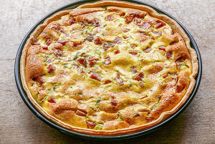 Die flasche Quiche kommt schon nach einer halben Stunde aus dem Ofen. Wer die Zubereitung verkürzen möchte, kann den Teig fertig kaufen. 