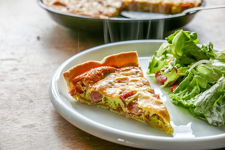 Quiche Lorraine: Der lothringische Speckkuchen ist ein französischer Klassiker, den man leicht zuhause zubereiten kann. 