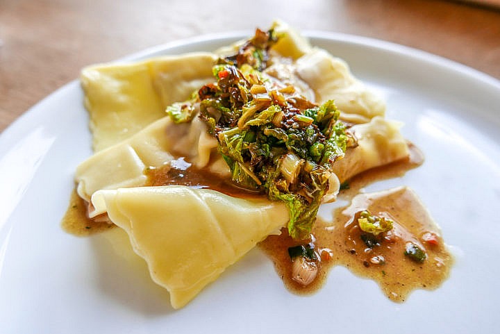 Wirsing-Maultaschen mit Sauce