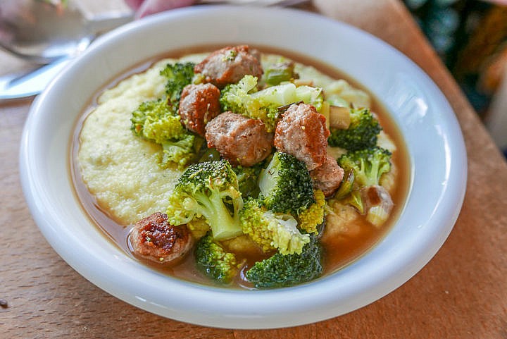 Brokkoli und Salsiccia - perfekt abgerundet mit einer cremigen Polenta. 