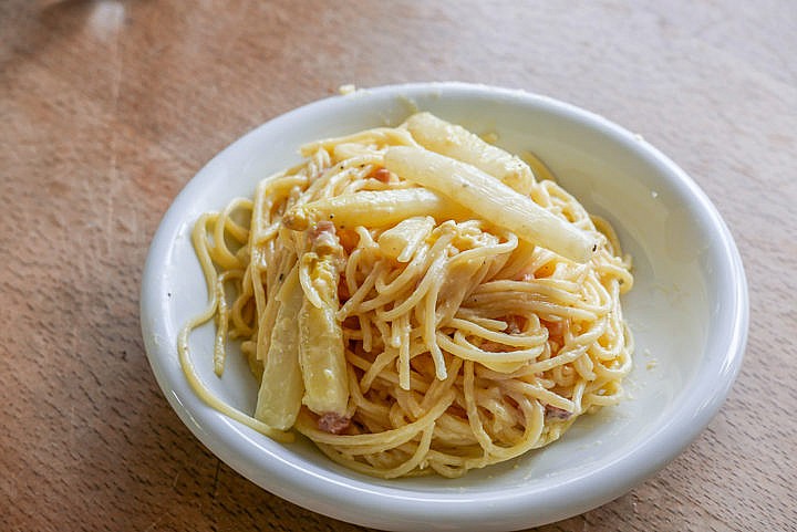 Pasta Spargel Carbonara: Dünne Spaghettini passen gut zu besonders dünnen Spargelstangen - auch wegen der kürzeren Kochzeit.