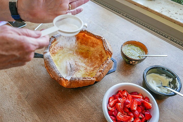 Passt gut zu den „süßen” Dutch Babies: Frisches Obst, Kompott, Sahne.