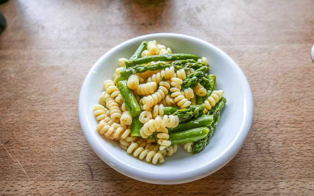 Pasta mit grünem Spargel und Zitronensauce