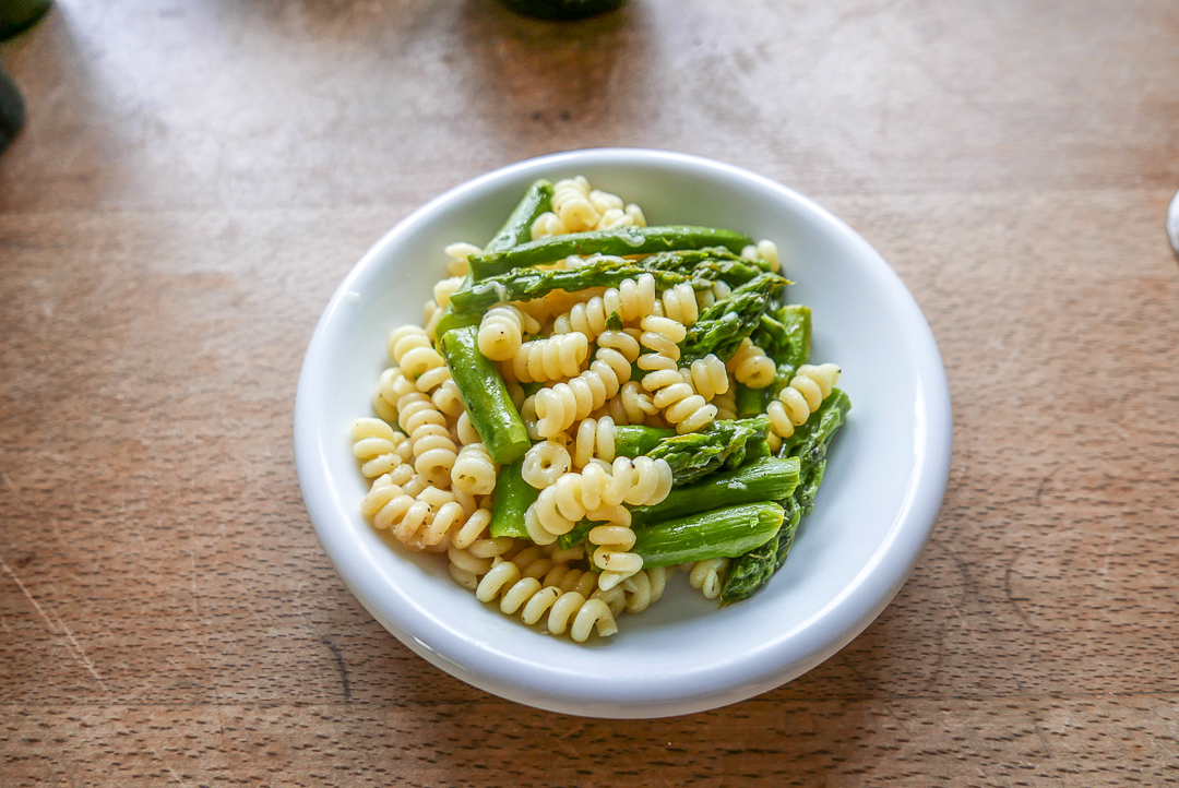 Pasta mit grünem Spargel und Zitronensauce