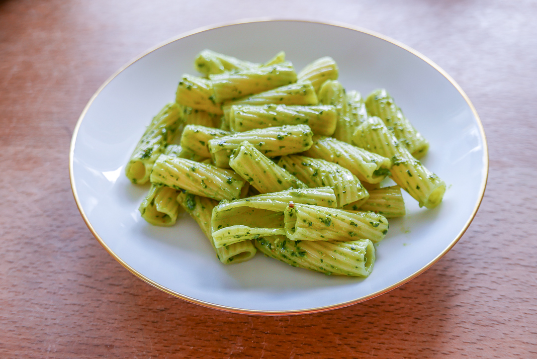 Pesto Genovese - wohl das Beste, was man aus frischem Basilikum machen kann.