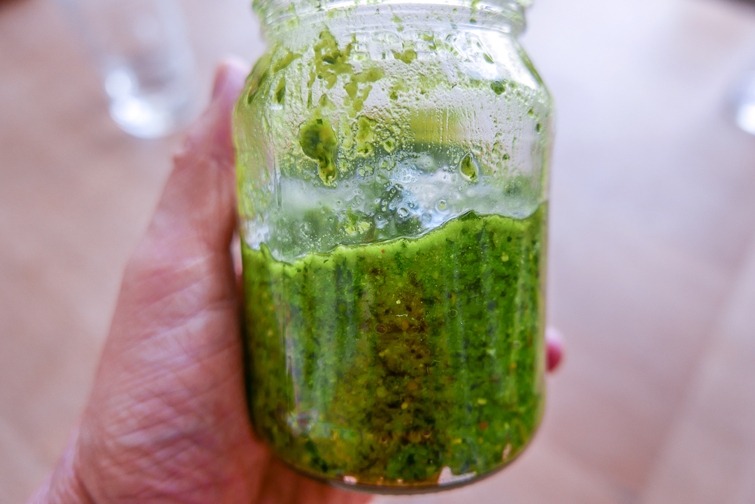 Im Kühlschrank ist das Pesto mit einer Schicht Olivenöl obenauf bis zu drei Wochen haltbar.