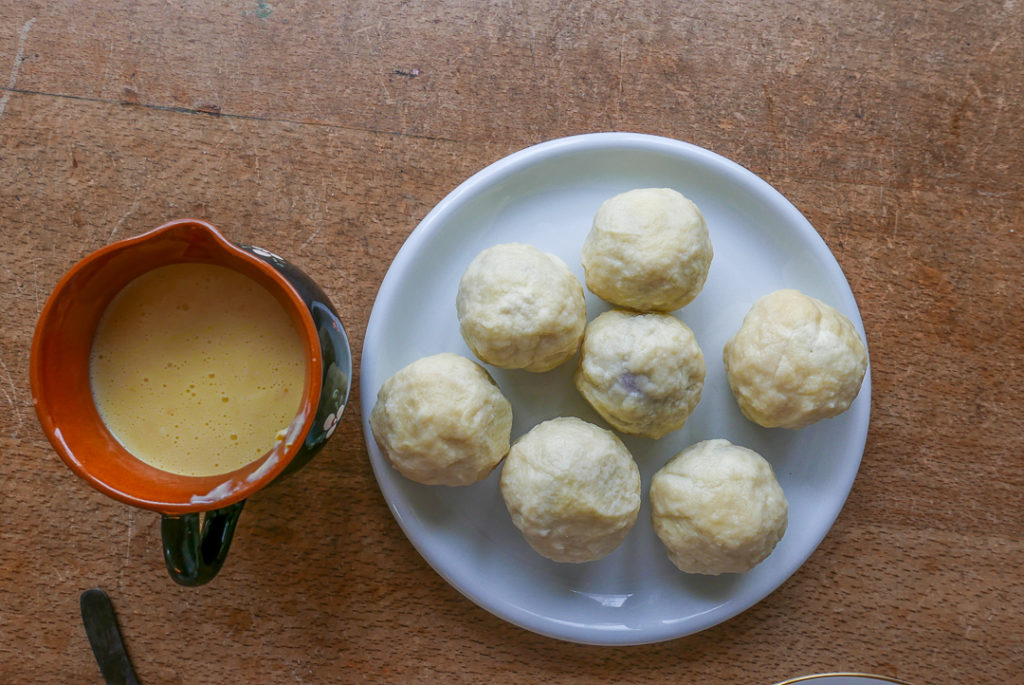 Zwetschgenknödel kann man auch ohne die Semmelbrösel-Hülle zubereiten. 