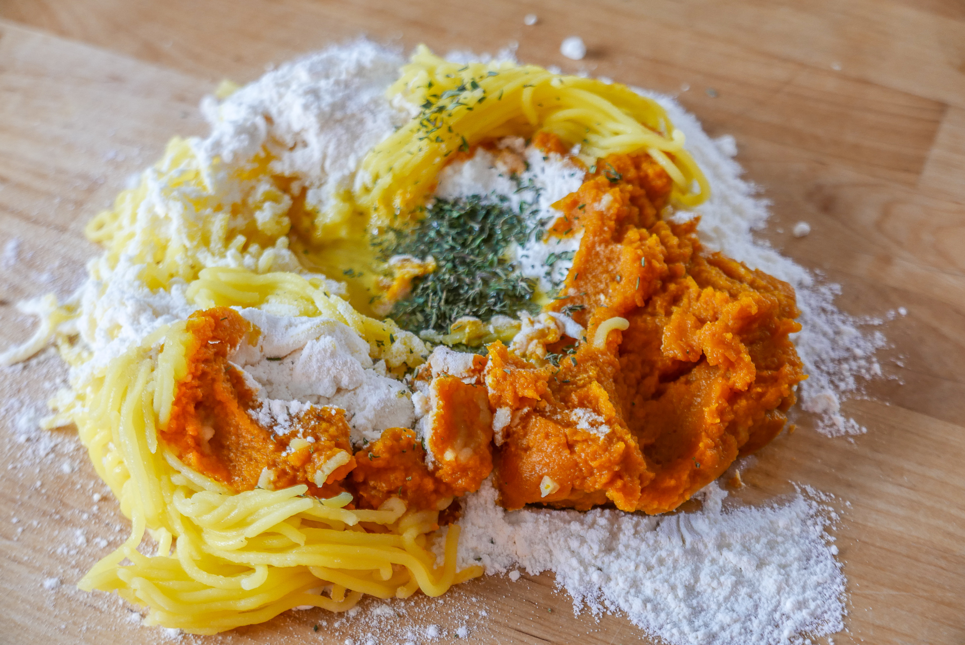 Kürbis, Kartoffeln und Mehl sind die Hauptbestandteile des Gnocchi-Teigs. 