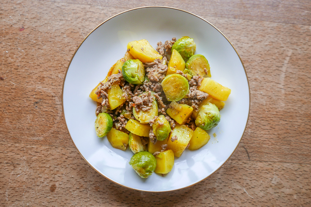 Rosenkohl-Hackfleisch-Kartoffel-Pfanne.