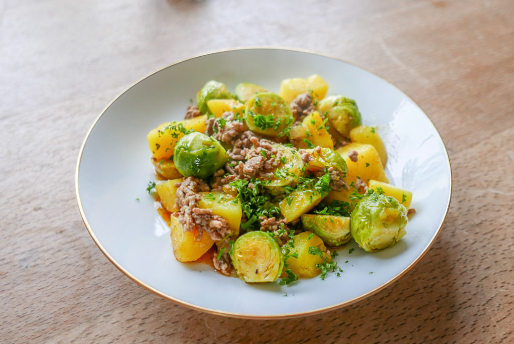 Rosenkohlpfanne mit Hackfleisch und Kartoffeln: ein schnelles und herzhaftes Gemüse-Gericht.