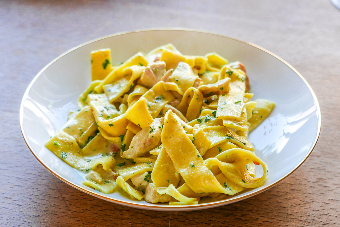 Cremiges Hähnchen mit Pasta: