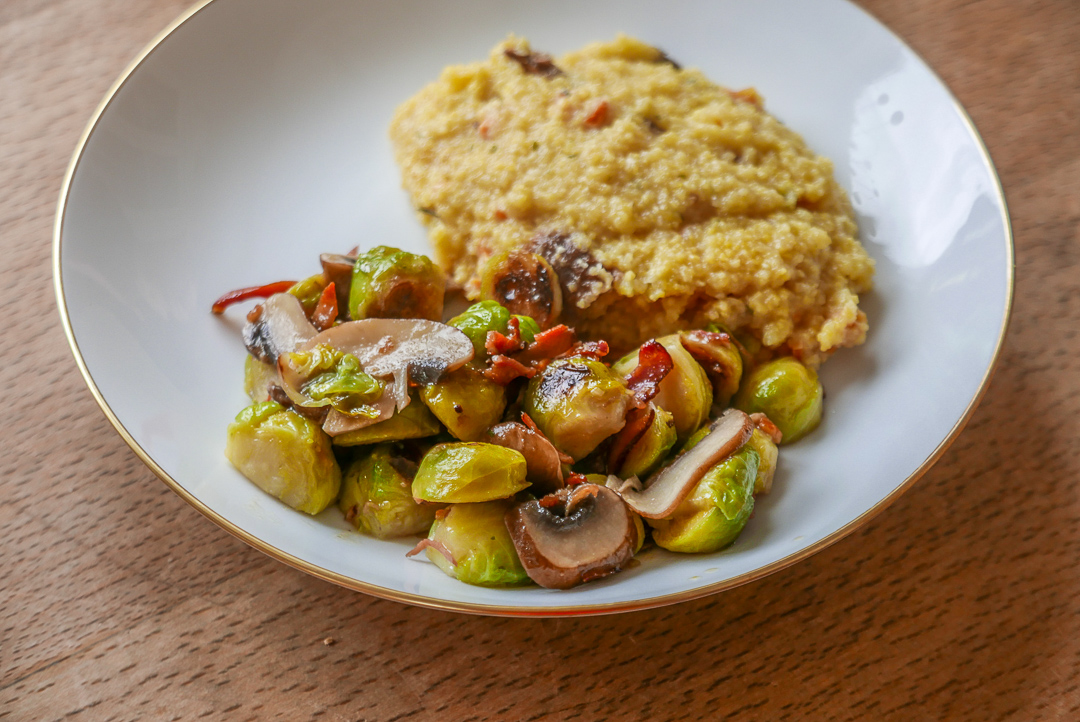 Rosenkohl-Champignons-Mischung mit Polenta. 