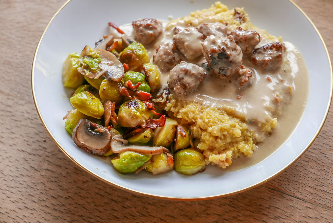 Rosenkohl mit Fleischbällchen und Polenta. 