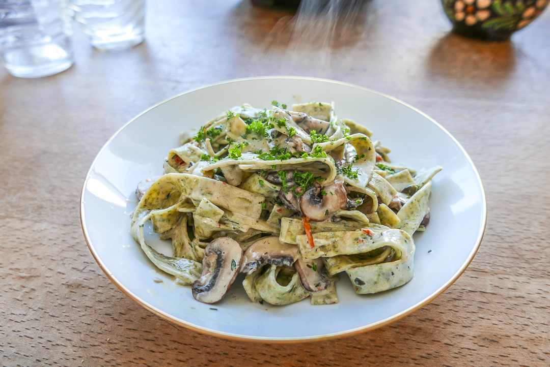 Die Thymian-Zitronensauce mit Kapern und Pilzen macht diese Pasta so besonders. 