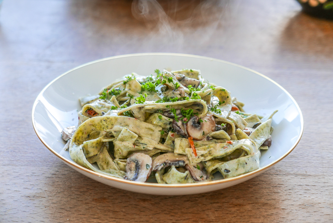 Wenig Zutaten, viel Geschmack: Zitronensaft, Thymian und Kapern sind eine kräftig-aromatische Kombination für herzhafte Pasta.