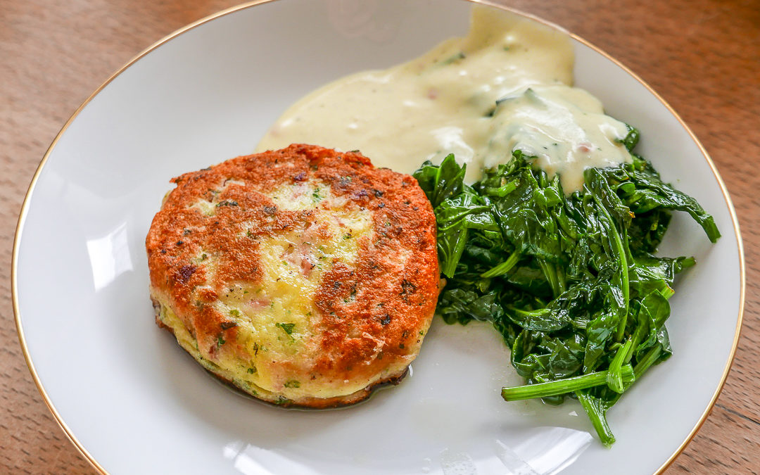 Kartoffeltaler mit frischem Spinat und einer Senf-Bechamelsauce