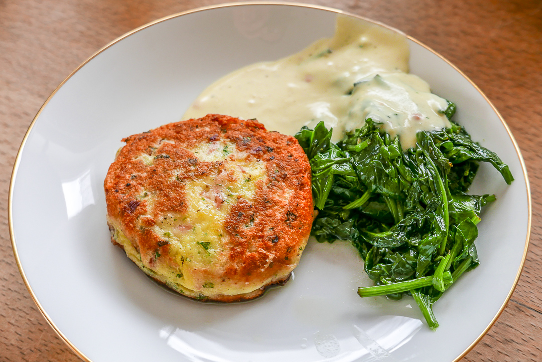 Kartoffeltaler mit frischem Spinat und Senf-Bechamelsauce