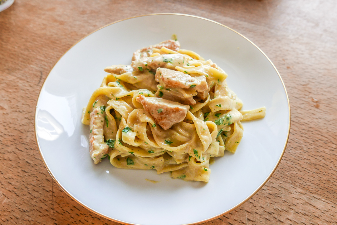 Chicken Alfredo ist cremig und aromatisch - und als One Pot Pasta schnell auf dem Tisch. 