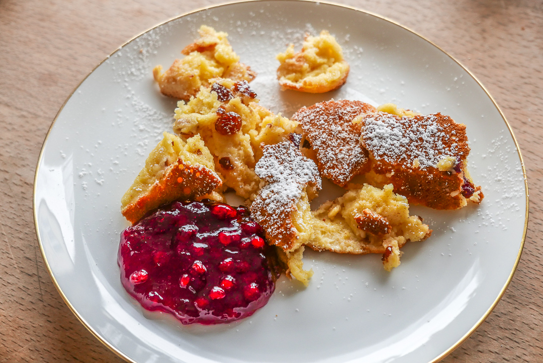 Kaiserschmarrn aus dem Ofen: dicker und fluffiger als aus der Pfanne.