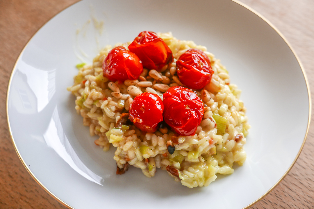 Risotto mit Tomaten - mit Cocktailtomaten und gerösteten Pinienkernen.