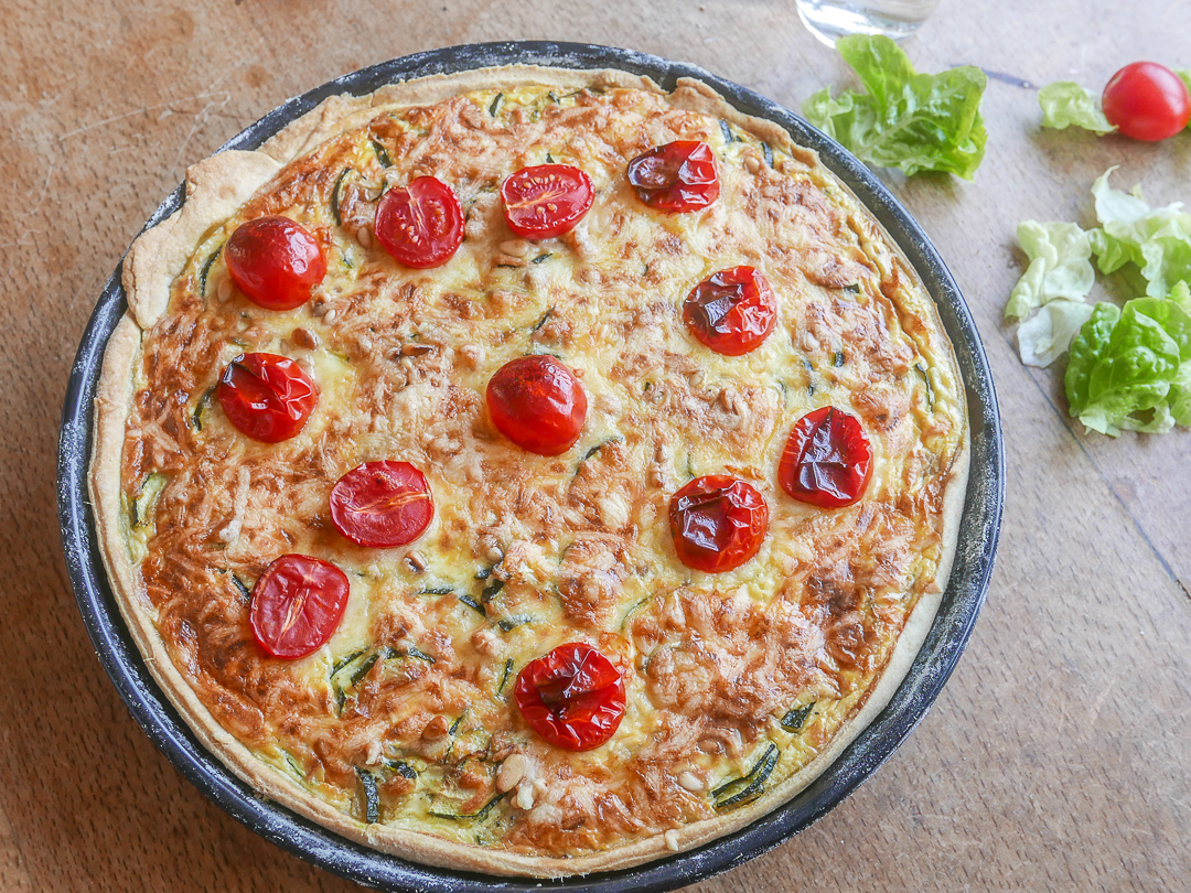 Zucchini Quiche mit Ziegenfrischkäse: die schnelle vegetarische Quiche.