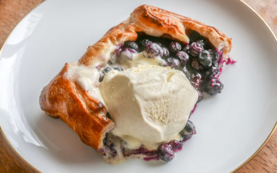 Galette mit Heidelbeeren und Vanille-Eis