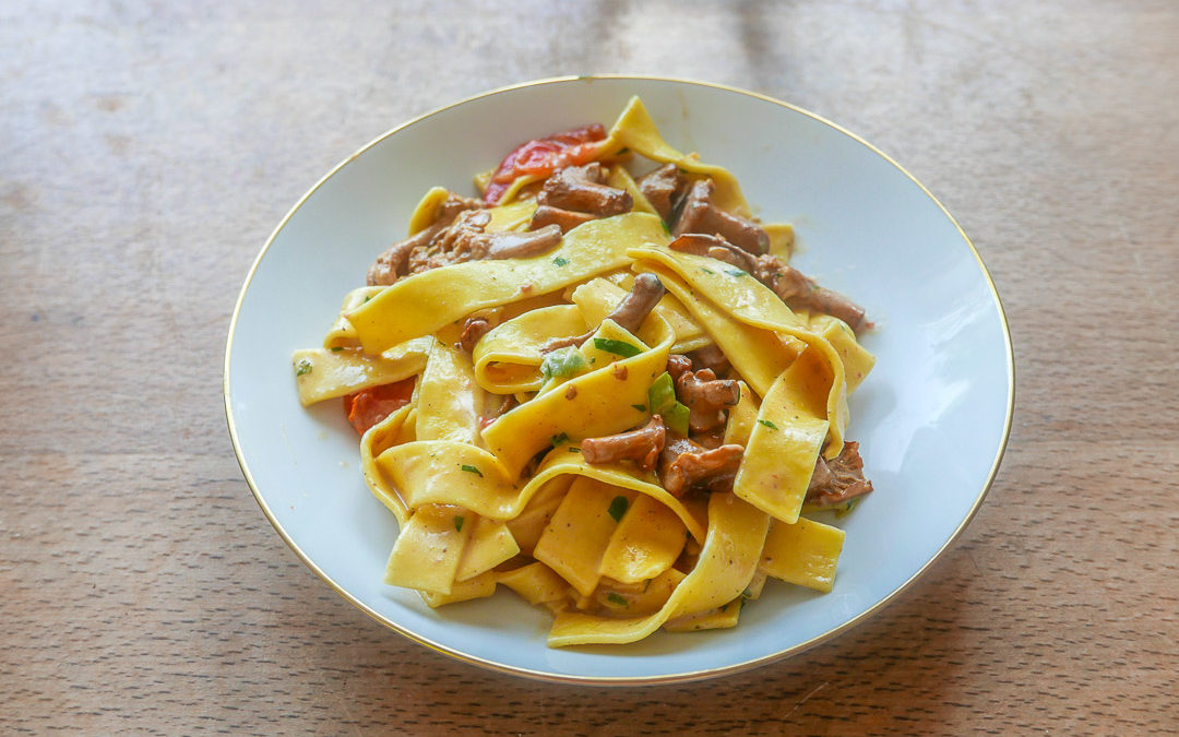 Pasta mit Pfifferlingen, Kräutern und Tomaten