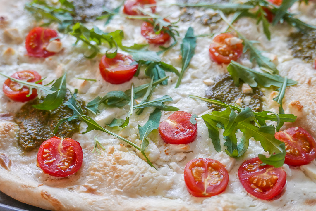 Flammkuchen mit Schafskäse und Pesto: die leckere Markt-Variante des Klassikers