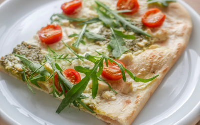 Flammkuchen mit Schafskäse und Pesto, Rucola und Tomaten