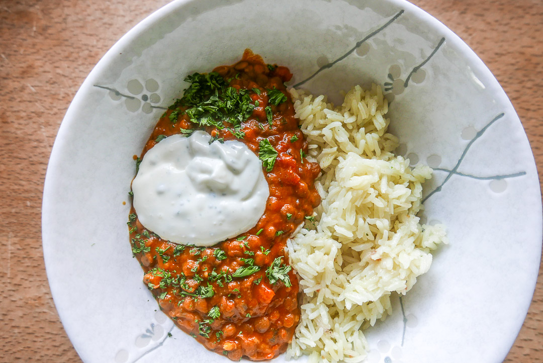 Linsen-Curry mit Jasmin-Reis und Joghurt