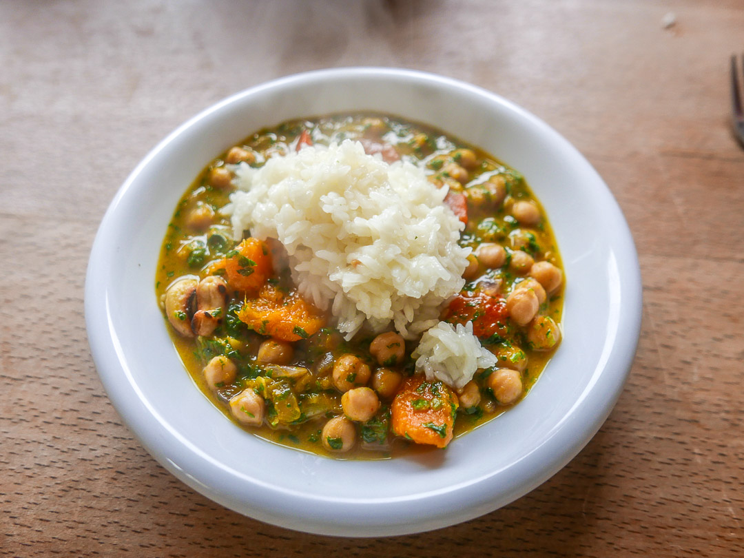 Kürbis-Curry mit Kichererbsen und Spinat gehört zu den angenehmsten Seiten, die der Herbst zu bieten hat.