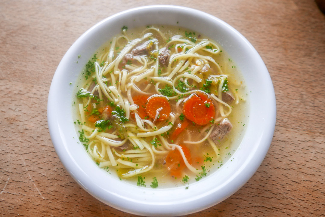 Nudelsuppe macht glücklich. Zumindest, wenn es eine mit viel Liebe selbst gemachte Suppe ist.