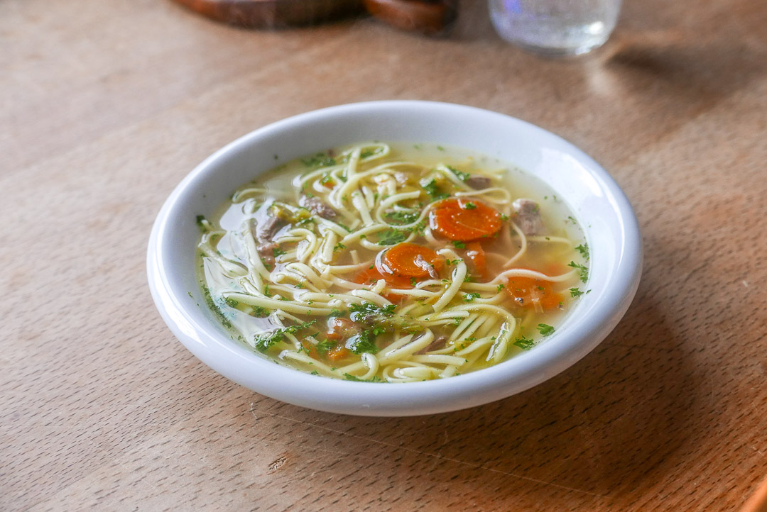 Mit Fettaugen oder ohne? Wer vorkocht, kann von der abgekühlten Suppe leicht die Fettschicht entfernen. 